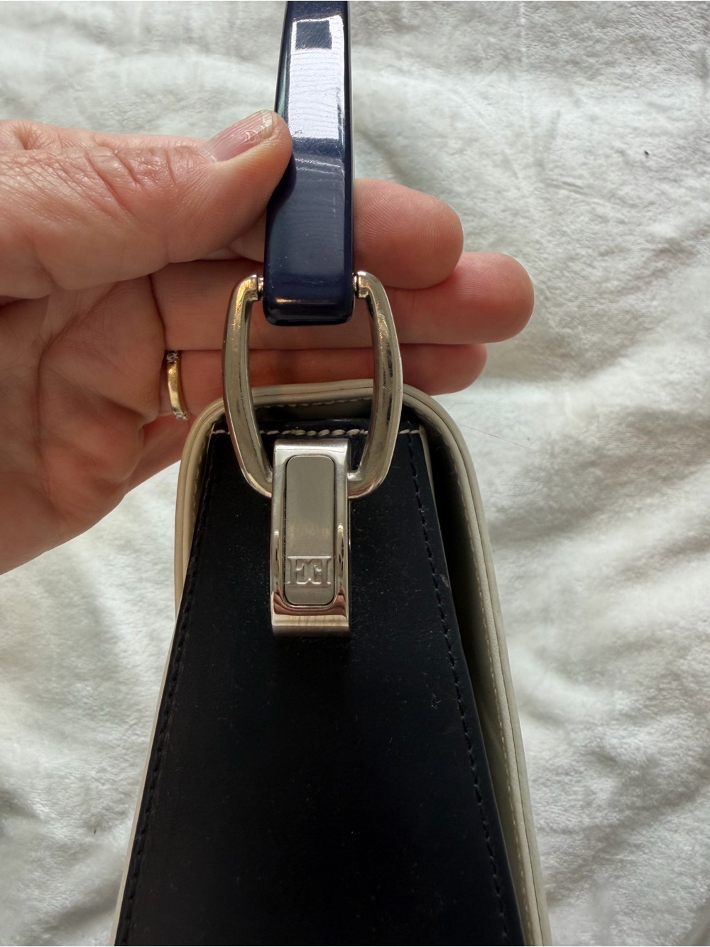 Vintage Escada Kelly leather White Shoulder Bag with Black Handle - Picture 4 of 11